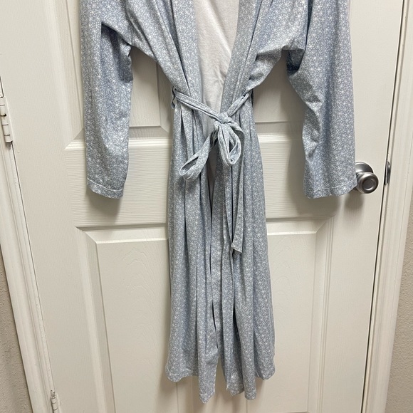 Lila & Hayes Blue and White Robe - Picture 3 of 12